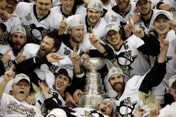 Stanley Cup po sedmnácti letech vyhrál Pittsburgh.