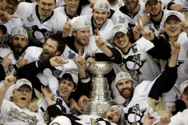 Stanley Cup po sedmnácti letech vyhrál Pittsburgh.
