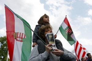 Příznivci strany Jobbik na mítinku.
