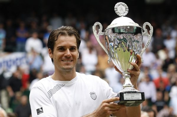 Tommy Haas s trofejí pro vítěze turnaje v Halle.