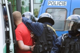 Policie zadržela celkem patnáct neonacistů. 