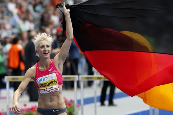 Ariane Friedrichová oslavuje své vítězství. 
