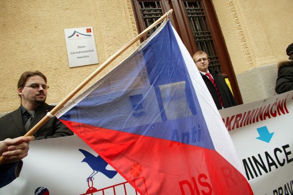 Vedení nacionalistické strany finanční problémy popírá.