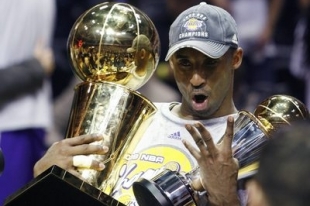 Rozradostněný Kobe Bryant s trofejemi.