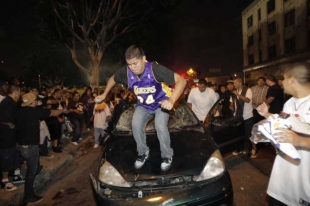 Fanoušci basketbalistů Lakers řádáí v utlicích Los Angeles.