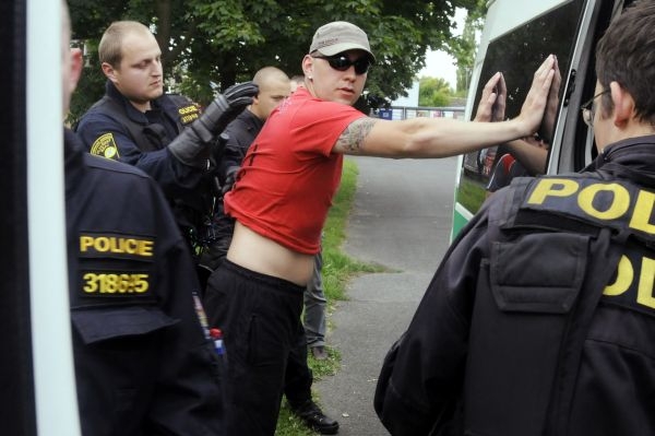 Policie v neděli zadržela v mostě patnáct lidí.