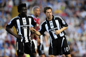 Michael Owen (vpravo) se spoluhráčem z Newcastlu Obafemi Martinsem.
