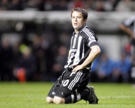 Michael Owen. Slavný fotbalista na kolenou. Kde bude hrát?