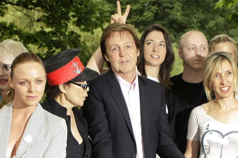 Paul McCartney s dcerou Stellou (vpravo).