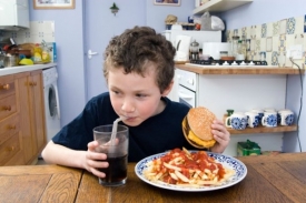 Půl litru slazeného nápoje dodá stejnou energii jako půlka čokolády. Půl litru slazeného nápoje dodá stejnou energii jako půlka čokolády.