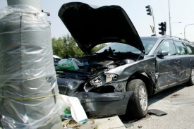 Auto narazilo ve vysoké rychlosti (ilustrační foto).