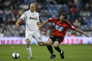 Na seznamu hráčů, které Real nabídl, je i Arjen Robben (v bílém).