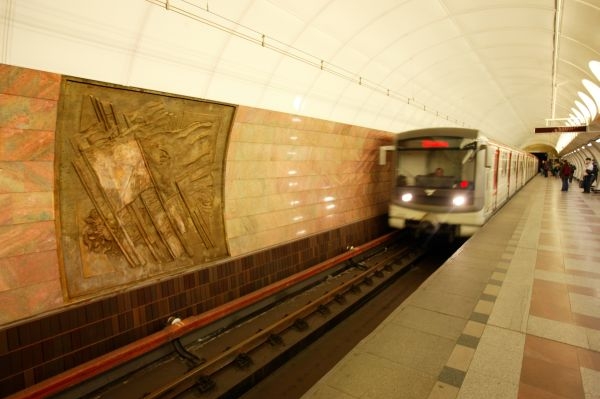 Řidič soupravy rychle zabrzdil. Tím ženu i děti zachránil. 