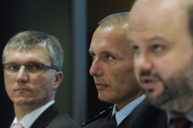 První náměstek ministra vnitra Jiří Komorous (uprostřed) a ministr Martin Pecina (vpravo).