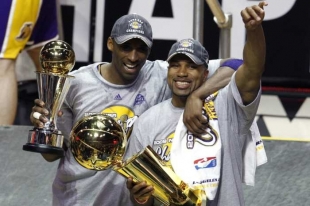 Basketbalisté Los Angeles Lakers s trofejí pro vítěze NBA.