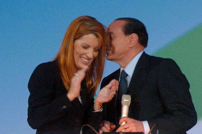 Brambillaová se svým  'taťkou'  Berlusconim v televizní šou (2008).