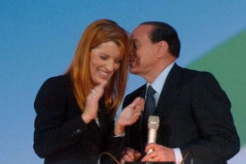 Brambillaová se svým 'taťkou' Berlusconim v televizní šou (2008).