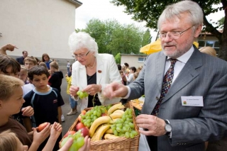 Starost o zdraví eurodětí. Komisařka Mariann Boelová u školáků v SRN.