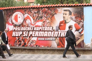 Brabec a plakát Slavie.