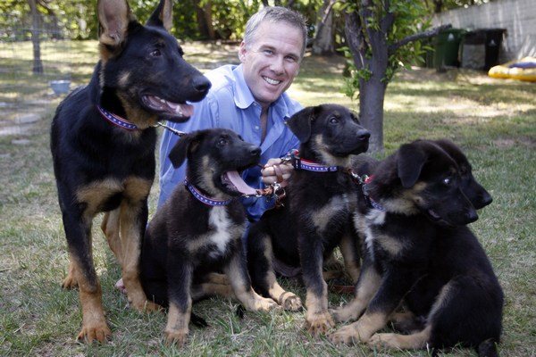 James Symington pózuje s klony ovčáka Trakra.