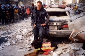 Trakr se svým pánem při záchranných akcích po 11. září 2001.