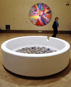 Do galerie nyn&iacute; n&aacute;v&scaron;těvn&iacute;ky l&aacute;k&aacute; v&yacute;stava Damiena Hirsta.