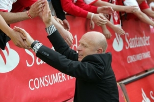Karel Jarolím se zdraví s fanoušky.