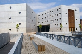 Knihovnu ve tvaru X navrhl ateliér Projektil architekti.