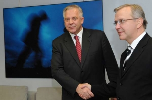 Chorvatský premiér Sanader (vlevo) u komisaře pro rozšíření EU Rehna.