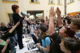 Rok 2007. Před ministerstvem školství létaly lahve i rajčata.