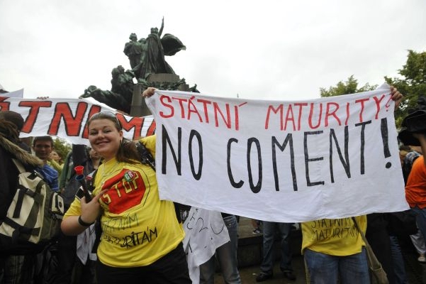Maturitu by potřebovali, no coment se píše s dvěma &quot;m&quot;.