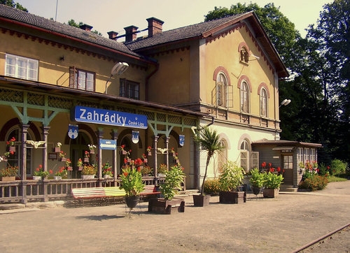 Zastávka Zahrádky. Neláká k vystoupení?