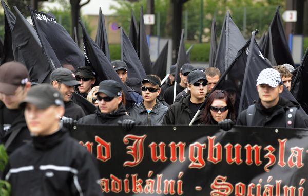 Úředníci by se měli lépe naučit, jak zakázat extremistické akce.