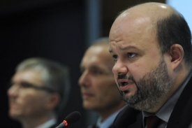 Pecinovo ministerstvo se zaměřilo na boj s extremismem.