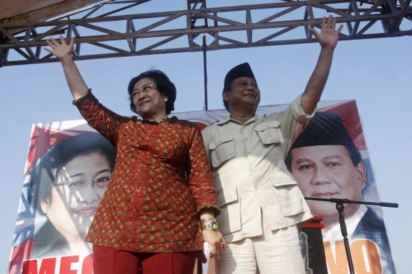 Generálporučík Prabowo (vpravo) a Megawati Sukarnoputri.