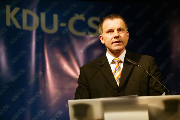 Hovorkovi se momentálně nezamlouvá ani jeden návrh k rušení poplatků.
