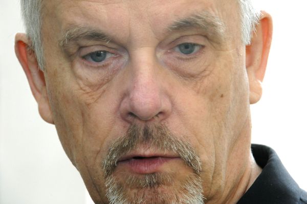 Antonín Moravec svoji vinu popírá.