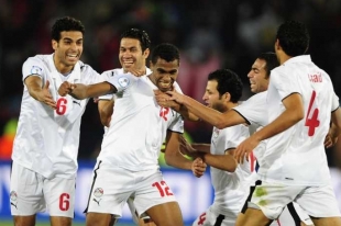 Fotbalist&eacute; Egypta se raduj&iacute; z g&oacute;lu v s&iacute;ti favorizovan&yacute;ch Italů.