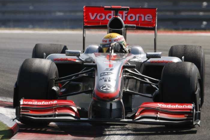 Monopost stáje McLaren.