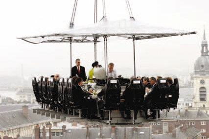 Gurmáni si v Paříži budou moci pochutnat v létající restauraci. Gurmáni si v Paříži budou moci pochutnat v létající restauraci.