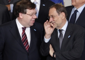 Irský premiér Brian Cowen (vlevo).