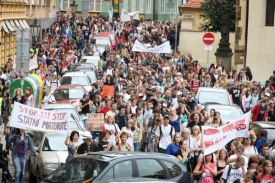 Studenti šli přes Jiráskův most na Kampu.
