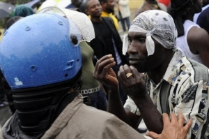 Africký imigrant se snaží dostat do EU. Má však smůlu, poputuje zpět.