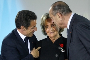 Francouzský prezident Sarkozy hovoří s manželi Chiracovými.