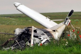 Pilot letadla zemřel. Tři para&scaron;utist&eacute; si stačili zachr&aacute;nit život.