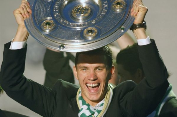 Edin Džeko s mistrovskou trofejí.