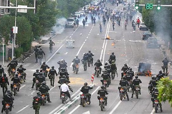 Íránská policie se chystá zakročit proti demonstrantům.