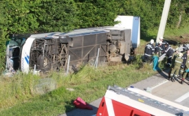 Při nehodě autobusu v Rakousku se zranilo 32 lidí. Při nehodě autobusu v Rakousku se zranilo 32 lidí.