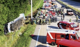 Záchranáři zasahují na místě nehody autobusu v Rakousku. Záchranáři zasahují na místě nehody autobusu v Rakousku.