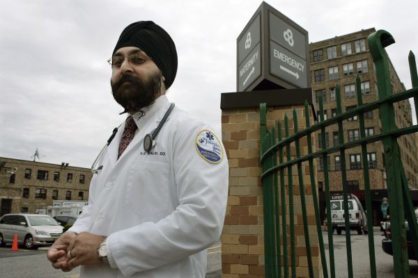 Doktor Kalsí v červenci oblékne uniformu a zřejmě sundá turban.
